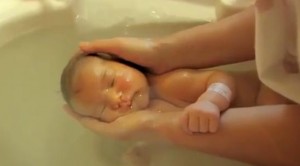 Yeni Doğan Bebeğin Suyla İlk Buluşması