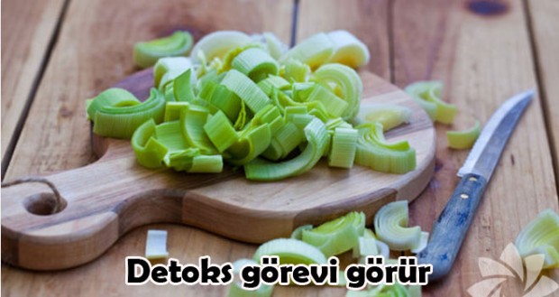 2- Soğan detoks özelliğine sahiptir:Vücuttaki fazla sıvıyı soğan tüketerek atabilirsiniz. Çiğ soğanı yemeklerde salatalarda tüketerek doğal bir detoks diyeti yapmış olursunuz.