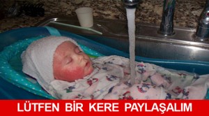 Annesi bebeğini musluk altında tutuyor çünkü…