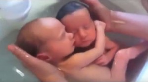 Yeni doğmuş ikizler kendilerini hala anne karnında sanıyor