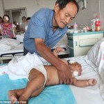 Çin’de bir hemşire (Malesef sağlık personeli) 8 aylık bebeği tarafından emzirirken memesini ısırdığı gerekçesiyle makas ile 90 yerinde kesikler attı. Haberin diğer fotoğrafları için görsele tıklayın