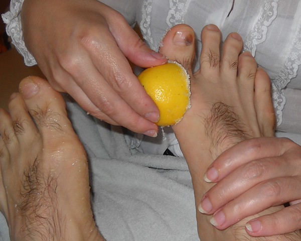 Limonu topuk ve ayak üzerine masaj yaparak 10 dakika uygularsanız grip enfeksiyonunu hızlıca atmış olacaksınız. Limon Suyu, Tuz ve Karabiberi Karıştırın