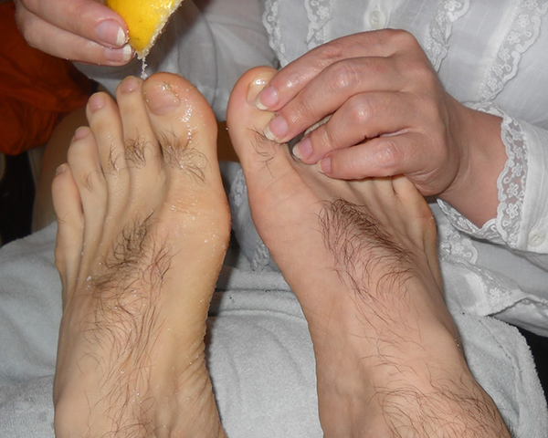 1 çorba kaşığı Limon suyu, Tuz ve Karabiberi karıştırın ve içiniz. Bu karışım içimizdeki tüm gribal enfeksiyonları etkisiz hale getirecektir. Limon Suyu ile Gargara Yapın