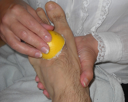 Eğer Burnunuz tıkalı ise birkaç damla limon suyunu 2 pamuğa uygulayıp burun deliklerinize uygulayın. Burnunuz hemen açıldığını ve nefes borunuzun temizlendiğini göreceksiniz.