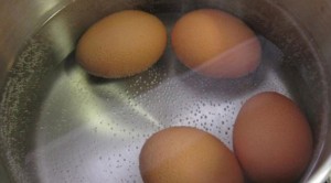 Yumurta kaynattığınız suyun faydası