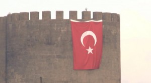 Diyarbakır Sur’a dev Türk bayrağı asıldı