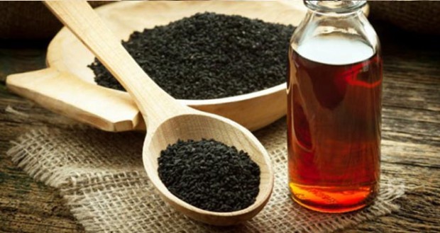 Saç büyümesinde hint yağı oldukça etkilidir. Antibakteriyel ve mantar öldürücü özelliklere sahiptir.Kafa derisi enfeksiyonlarına, kepeğe ve folikulite karşı etkilidir. Ayrıca kan dolaşımını arttırarak saç köklerinin beslenmesini sağlar ve dökülmeyi azaltır.