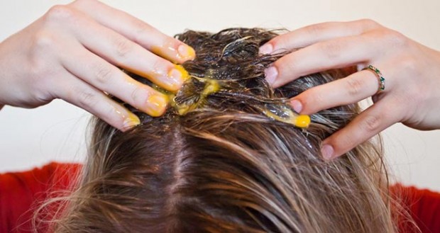 Yumurta sarısı protein ve bir çok aminoasit içerir, bütün bunlar sağlıklı saç uzamasını sağlar. Saç köklerinin tekrardan çıkmasını sağlayan biyotinler içerir.