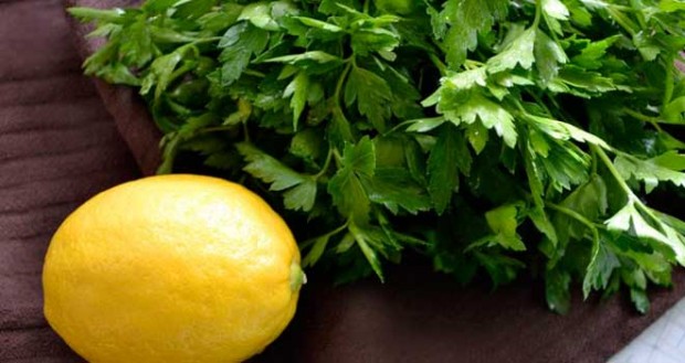 Daha sonra üzerine ince ince doğranmış maydanozu ekleyin. Bir tencereye karbonatı suyu, maydanozu ve limonları toplayın. Üzerine 3 litre su ekleyin.