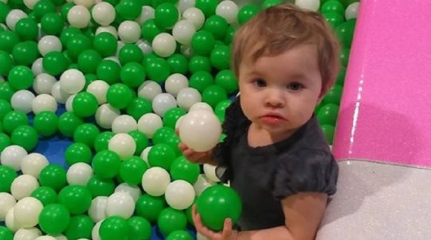 Daisy Lynn Torres, 14 aylık bir bebek. Ailesiyle rutin bir ağız sağlığı kontrolü için dişçiye gitikten sonra hayatını kaybetti. ABD Austin'de bir çocuk dişçisi kliniğinde yaşanan olayda, küçük Daisy'nin muayenesinde çürük dişine dolgu yapılıyordu. Doktorların söylediğine göre operasyon sırasında bazı komplikasyonlar meydana geldi ve apar topar North Austin Medical Center'a nakledildi.