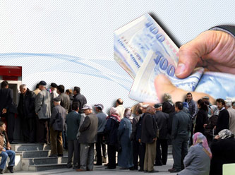 10 YILLIK ÇALIŞMA ŞARTI Su altında çalışanlar, Emniyet ve, MİT mensubu, itfaiyeci, gazeteci, madenci, demir-çelik işçileri başta olmak üzere milyonlarca çalışanın yıpranma hakkı var. Yıpranma hakkı, erken emekli olmayı sağlıyor. Yani yıpranma süreleri emeklilik için gerekli yaş haddinden düşülüyor. Yıpranma ve yaş haddinden indirim hakkı için yıpranmaya tabi işte en az 3600 gün (10 yıl) çalışma şartı aranıyordu. SGK, bu konuda kolaylık sağladı. Buna göre; 3600 gün hesabında, 1 Ekim 2008 öncesi yıpranmaya tabi olmayan çalışma süreleri de dikkate alınacak. 2008 öncesi ve sonrası çalışma sürelerinin toplamı 3600 gün olanlar, 2008’den sonraki yıpranma sürelerini yaş haddinden indirip, daha erken emekli olabilecekler. Yıpranmadan yararlanan kişilere, çalıştıkları her 360 gün için 60 gün ile 180 gün arasında değişen sürelerde fiili hizmet süresi zammı veriliyor. Daha fazla emekli maaşı, çalışanları iki türlü etkiliyor. Fiili hizmet süresi zammı olarak da bilinen yıpranma, toplam prim gün sürelerine eklenerek daha yüksek maaş almayı sağlıyor. İkincisi, yıpranma süreleri yaş haddinden indirim yaparak erken emekliliğin yolunu açıyor. Örneğin; 360 gün çalışmaya karşılık 90 gün olan yıpranma hakkıyla 20 yıl çalışan 25 yıl çalışmış kabul ediliyor. Emekli maaşı 20 değil 25 yıla göre hesaplanıyor.