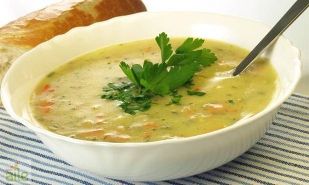 Malzemeler: 3 beyaz soğan, 1 yeşil biber, 1 domates, 1 baş lahana, 1 kereviz sapı, 2 havuç, Çok az tuz, Tat için diğer baharatlar....Nasıl hazırlanır? Tüm sebzeleri ince ince doğrayın ve biraz suyla tencereye koyup kaynama noktasına getirin. 10 dakika kaynayın veya sebzeler yumuşayana kadar kaynatın. İstediğiniz baharatları ekleyin.