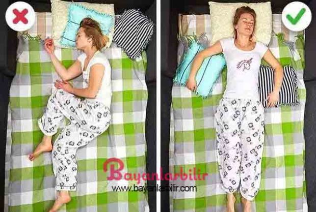 Boyun ağrısı Sırt ağrısı gibi, uyurken boynunuzun desteklenmesi gerekiyor. Genelde başınızın altında bir yastıkla sırt üstü yatma ve her kolun altında bir yastık en iyi seçenektir. Boyun sorunları olan insanlar yastıklarını çok dikkatli seçmeli ve ortopedik veya yuvarlak yastıkları tercih etmek en iyisidir. Yan yatmayı tercih ederseniz yastığınızın fazla yüksek olmadığından emin olun. Çok fazla kalın olmamasına dikkat edin. İdeal olarak, boynunuzun doğru konumda kalmasına yardımcı olmak için yastığınızın yüksekliği bir omzun genişliğiyle eşleşmelidir. Uyurken, bulabileceğiniz en ince yastığı kullanın. Kafanın bir tarafa çevrilmesi boynu zorlayacak şekilde ise hiç uyumamak daha iyi. Yazımızı okumaya devam etmek için görsele basın ve diğer fotoğrafa geçin.